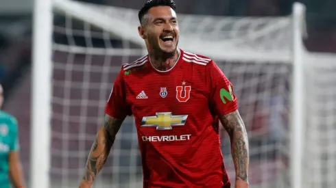 Pinilla vistiendo la camiseta del Romántico Viajero.