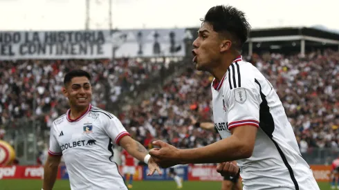 Damián Pizarro se prepara para festejar ante la U defendiendo a Colo Colo