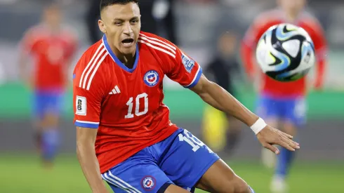 Alexis Sánchez realiza una crítica a la cancha del estadio Monumental (Foto: Photosport)