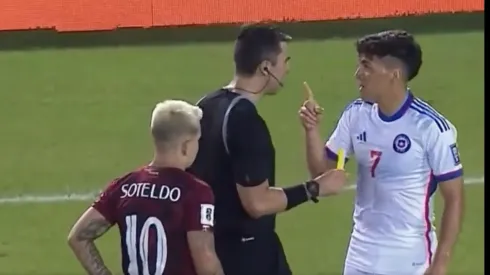 Marcelino Núñez comete un error que le cuesta ser expulsado en Chile