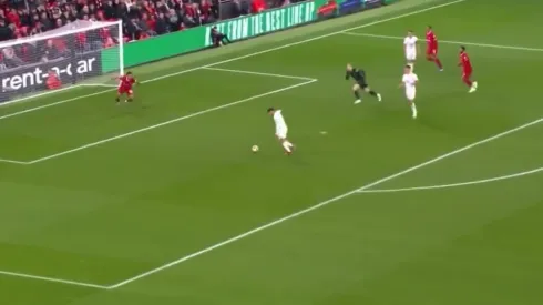 ¡Para que te traje! El increíble gol que se perdió Gabriel Suazo contra Liverpool y que no podrás creer