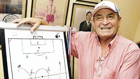 Clavito anota en su pizarra una alta exigencia a Eduardo Berizzo.