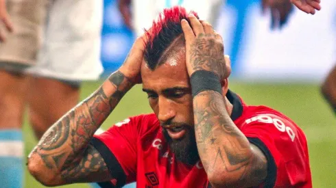 Vidal reaccionó enojado al estado de la cancha del Monumental.