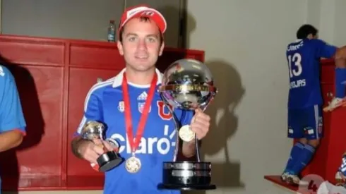 Gustavo Lorenzetti levantando el título de la Copa Sudamericana.