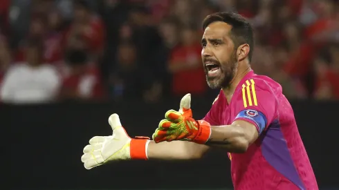 Claudio Bravo debe decidir que pasará con él en el futuro