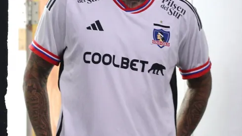 Colo Colo alista la presentación de su camiseta para la temporada 2024. (Foto: Photosport)
