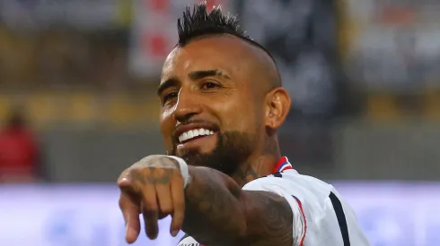 Después de varias semanas de negociaciones, Vidal pudo ponerse la camiseta de Colo Colo.