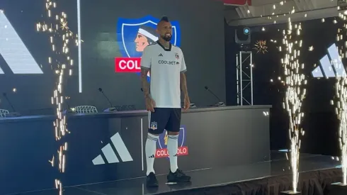 Arturo Vidal luce la camiseta 2024 de Colo Colo.