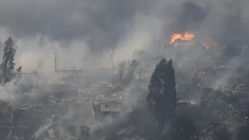 Los incendios forestales han arrasado cientos de hectáreas y hogares en Viña del Mar. (Foto: Andrés Pina/Aton Chile)

