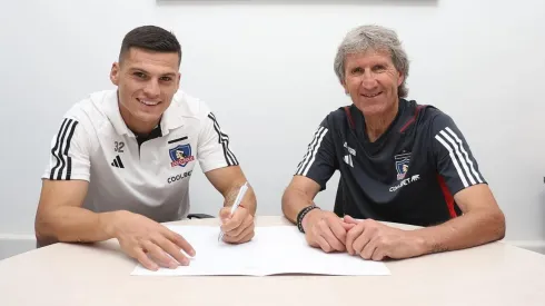 Lucas Cepeda junto al gerente deportivo, Daniel Morón en la firma de contrato (Foto: Colo Colo)
