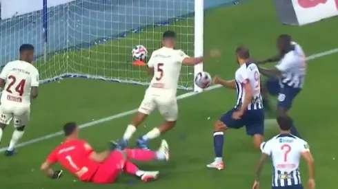 El atacante panameño malogró una importante chance de gol en el clásico peruano

