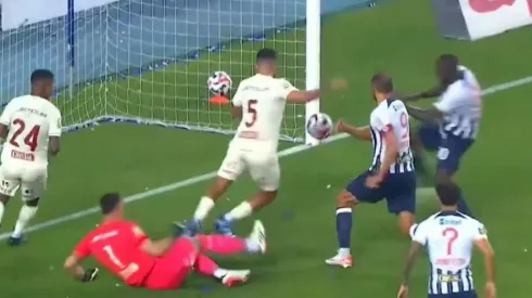 El atacante panameño malogró una importante chance de gol en el clásico peruano