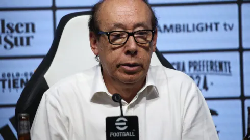 Alfredo Stohwing se dirigió a los hinchas de Colo Colo previo al viaje a Mendoza. (Foto: Javier Salvo/Photosport)