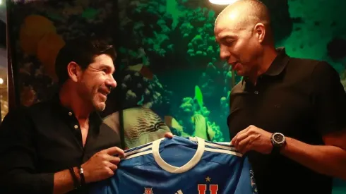 Marcelo Salas y David Trezeguet con la camiseta de Universidad de Chile.