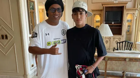 Alonso Vidal conoce a Ronaldinho. (Foto: monitovidal7oficial, Instagram)

