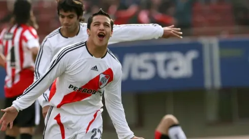ALEXIS SÁNCHEZ es mirado de cerca por River Plate.
