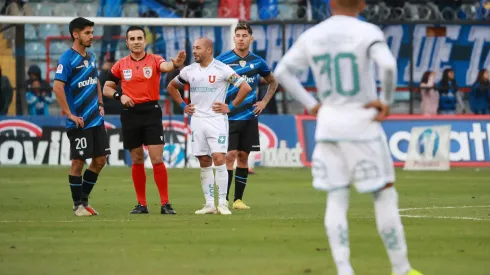 Piero Maza se refiere a la mano de Marcelo Díaz. (Foto: Photosport)