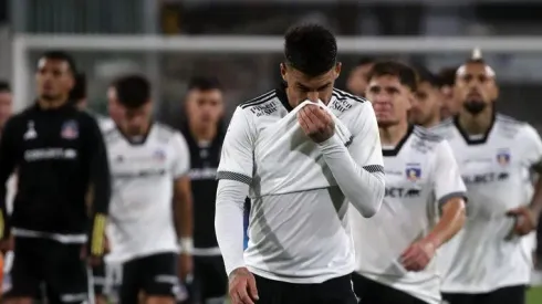 Jugador albo es mirado de cerca.