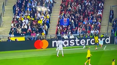 La bandera de Universidad de Chile presente en la final de la Champions League.