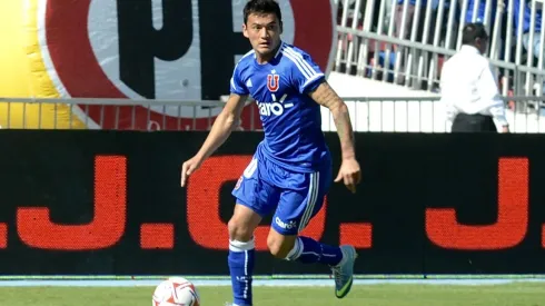 Charles Aránguiz puede retornar a Universidad de Chile este 2024.