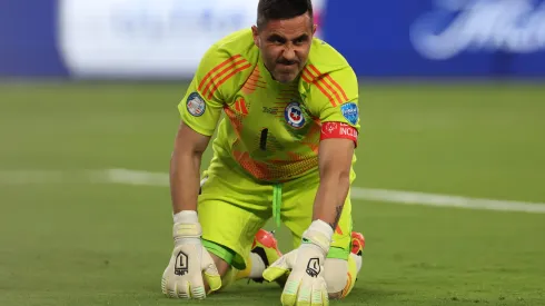 Claudio Bravo no estará presente en el Chile vs Canadá. (Foto: Rob Carr/Getty Images)