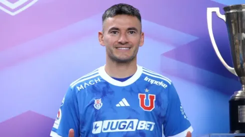 Charles Aránguiz fue oficializado en la U y conversó con los medios