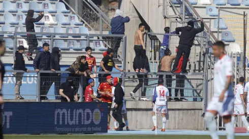 Hinchas de Audax Italiano se enfrascaron en una grave gresca.