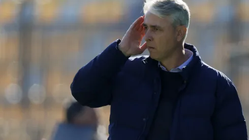 Tiago Nunes asegura que buscó una segunda amarilla para Tomás Asta-Buruaga. (Foto: Photosport)