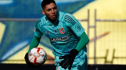 Miguel Jiménez defiende con todo a Gabriel Castellón.