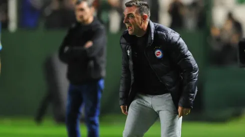 Pablo Guede recibe el sobre azul en Argentina.