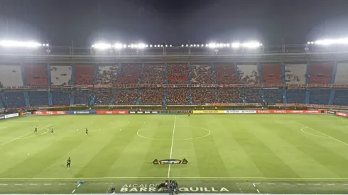 Los hinchas de Colo Colo se hicieron presente en el Estadio Metropolitano. (Foto: Ernesto Díaz Correa)