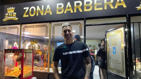 Leandro Fernández inauguró su barbería. Invitó a Arturo Vidal.