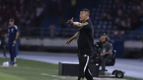BARRANQUILLA, COLOMBIA – AUGUST 20: Head coach Jorge Almiron of Colo Colo gestures during the Copa CONMEBOL Libertadores 2024 Round of 16 second leg match between Junior and Colo-Colo at Estadio Metropolitano on August 20, 2024 in Barranquilla, Colombia. (Photo by Gabriel Aponte/Getty Images)