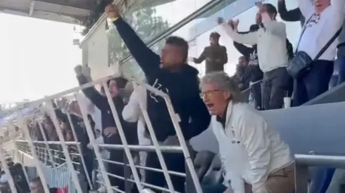 Arturo Vidal y Daniel Morón celebraron con todo el gol de Javier Correa. (Foto: Captura)