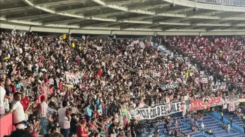 La hinchada del Cacique se hizo presente en masa en Colombia.