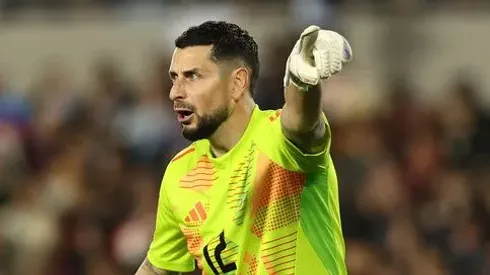 Histórico portero de La Roja sienta en el banco a Gabriel Arias.