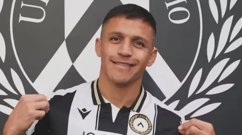 Alexis Sánchez sorprende a uno de sus compañeros en Udinese