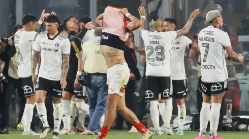 Histórico albo le toca la oreja a la U tras el triunfo de Colo Colo<br />
(Foto: Dragomir Yankovic/Photosport)