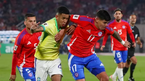 Futbol, Chile vs Brasil.<br />
Primera rueda, clasificatorias al Mundial 2026.<br />
El jugador de la seleccion chilena Esteban Pavez, derecha, disputa el balon con Savinho de Brasil durante el partido de la primera rueda de las eliminatorias al mundial de 2026 disputado en el estadio Nacional de Santiago, Chile.<br />
10/10/2024<br />
Jonnathan Oyarzun/Photosport
Football, Chile vs Brazil.<br />
World Cup 2026 qualifiers.<br />
Chile's player Esteban Pavez, right, vies for the ball against Savinho of Brazil during a 2026 World Cup qualifier match at the National stadium in Santiago, Chile.<br />
10/10/2024<br />
Jonnathan Oyarzun/Photosport