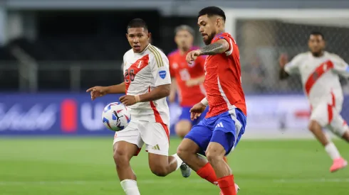 Paulo Dáz y Flores se disputan la pelota.