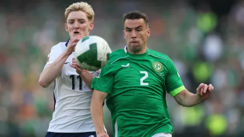 Seamus Coleman y Anthony Gordon en el último partido de Inglaterra vs Irlanda, en la UEFA Nations League 2024/25.