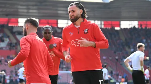 Ben Brereton realizando los movimientos precompetitivos en el juego entre Southampton e Ipswich Town.