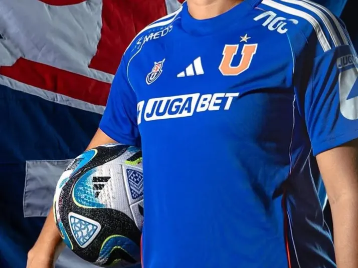 Jugadora llora en una entrevista al enterarse de su fichaje en la U Femenino