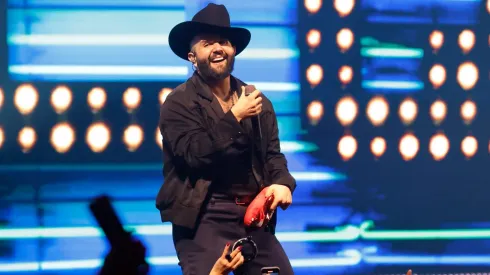 El artista mexicano mantiene una cercana relación con un ex jugador albo.