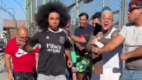 Tiktoker alemán causa furor en La Pintana con camiseta de Colo Colo