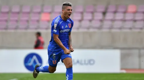 Leandro Fernández grita un gol de Universidad de Chile.