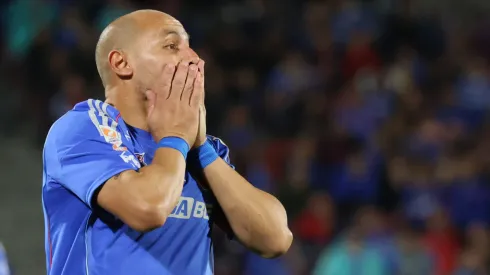 Claudio Borghi piensa que un jugador importante de la U podría jugar en el puesto de Marcelo Díaz en determinada situación. (Foto: Photosport)