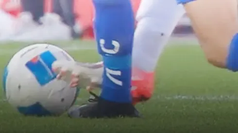 Charles Aránguiz sufrió las consecuencias de la brutal patada de Fernando Zampedri.