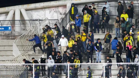 Hinchas de U. La Calera lanzaron fuegos de artificio a la barra de San Luis (Photosport).