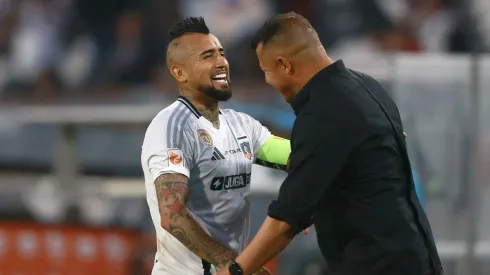 Arturo Vidal festejó junto a Jorge Almirón su regreso al gol en Colo Colo.